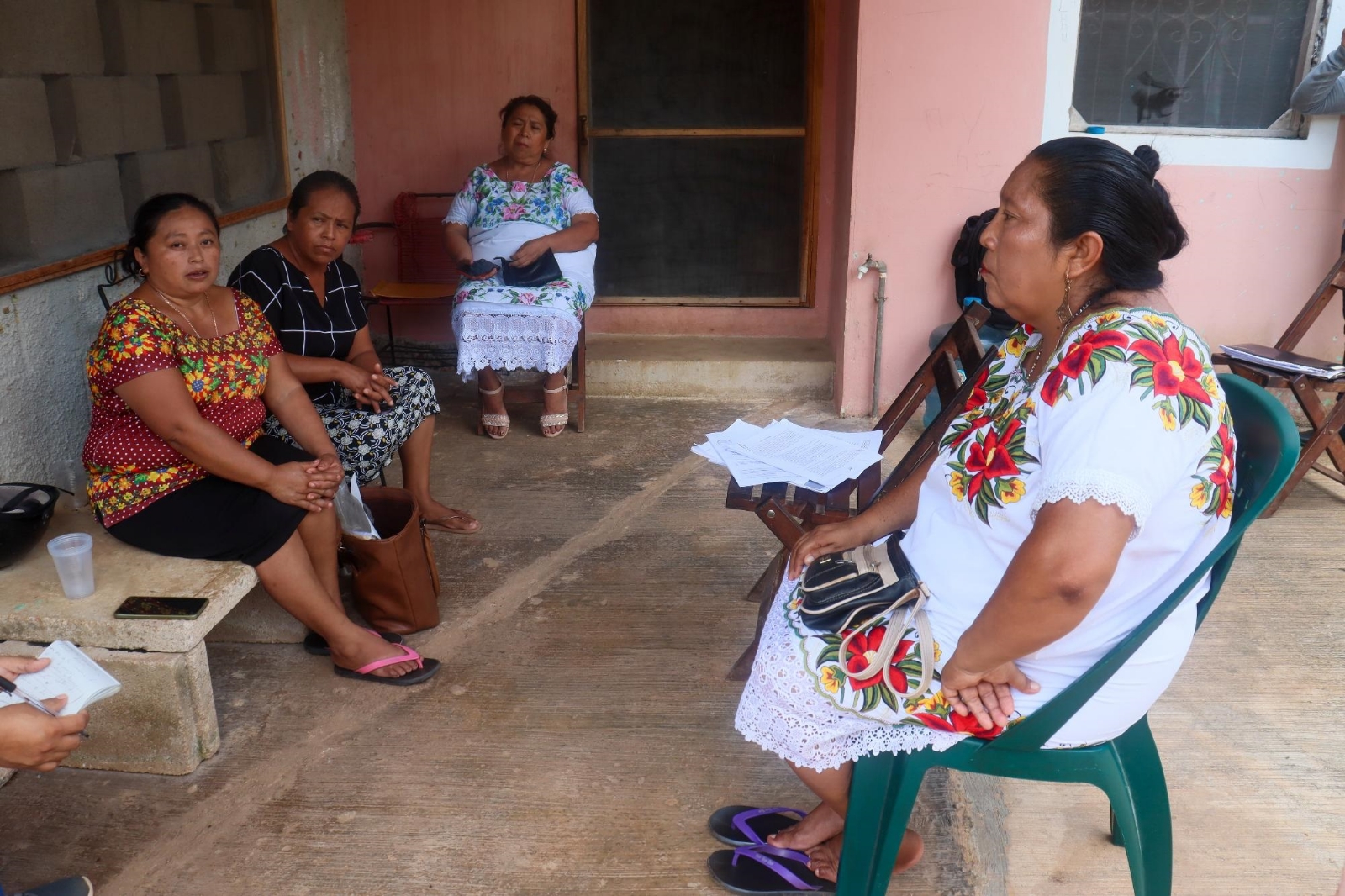 Los trabajadores dijeron a las mujeres que su iniciativa fue rechazada, pero que les aprobaron otra y por eso necesitan el efectivo