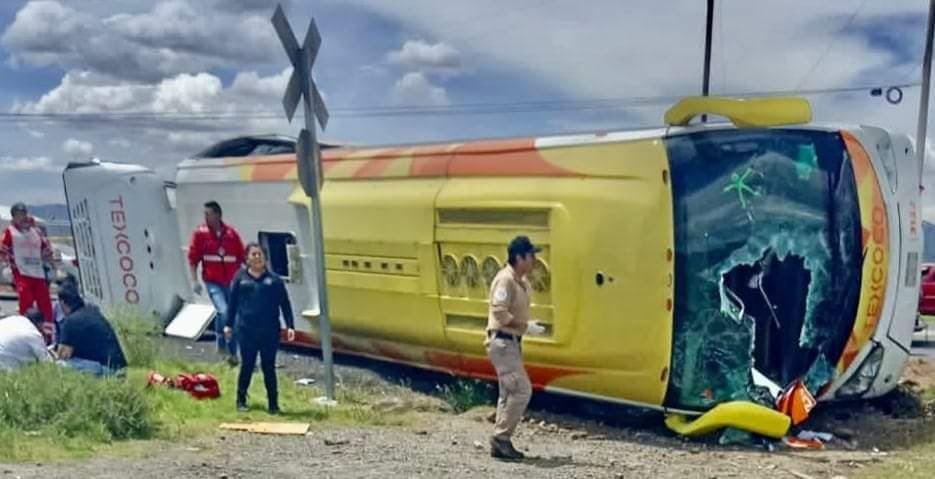 El autobús quedó volcado a un costado de la vía El autobús quedó volcado a un costado de la vía