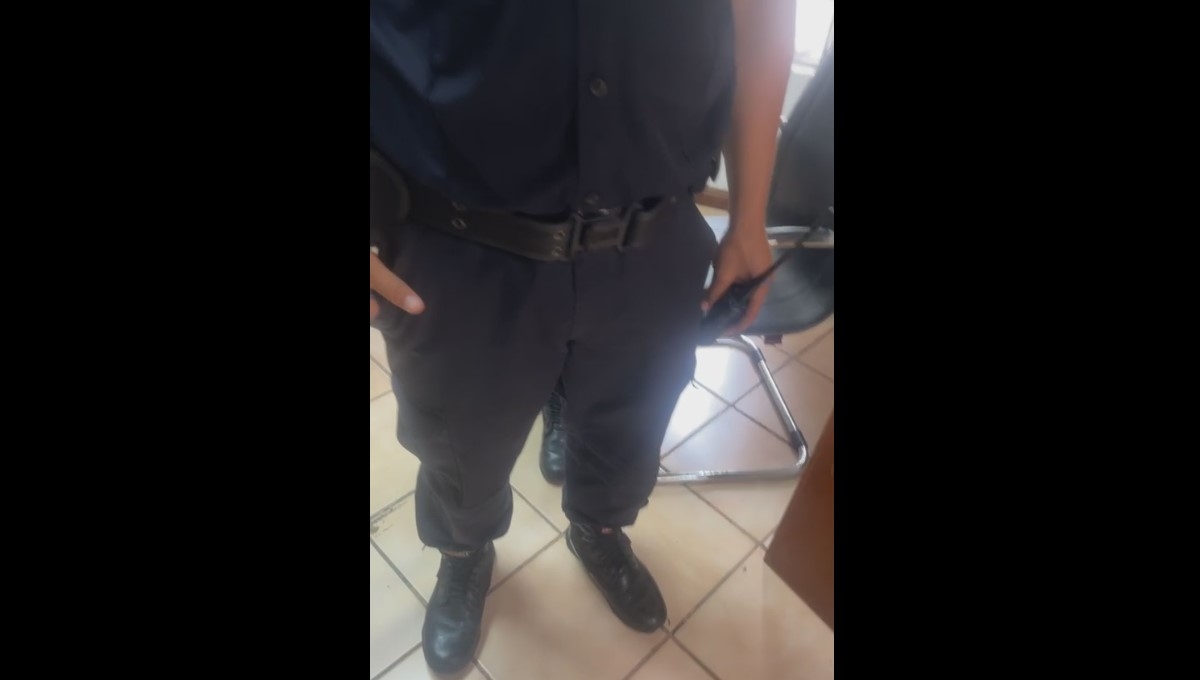 La mujer fue recibida con policías quienes le pedían que se retirara La mujer fue recibida con policías quienes le pedían que se retirara