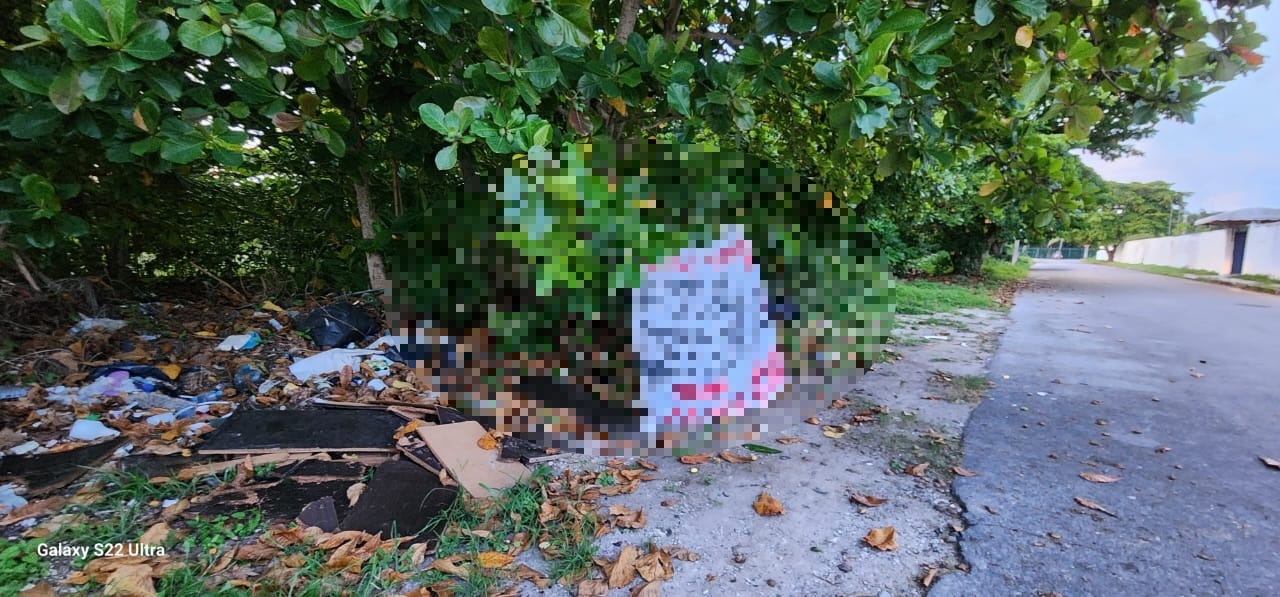 La primera advertencia se encontraba en un área verde de la avenida Xel-Ha