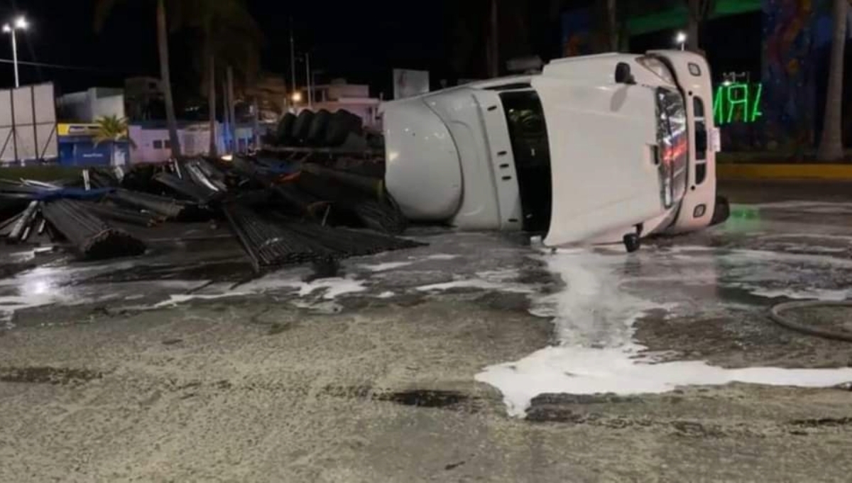 La carga se fue a un lado al momento de chocar y volcó La carga se fue a un lado al momento de chocar y volcó