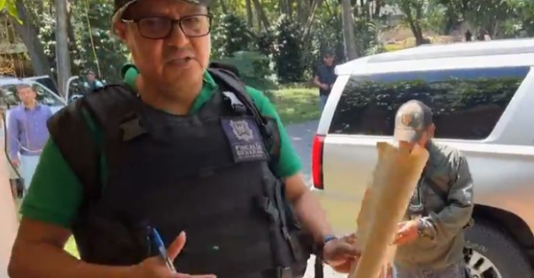 Elementos de seguridad llegarona la casa de la alcaldesa parea hacer la detención Elementos de seguridad llegarona la casa de la alcaldesa parea hacer la detención
