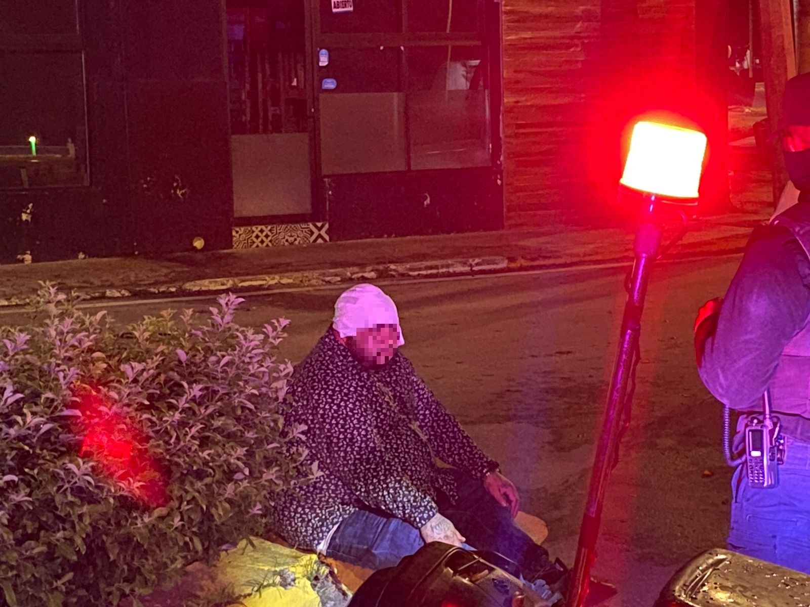 Hombres es golpeado por sus amigos afuera de un bar en Campeche