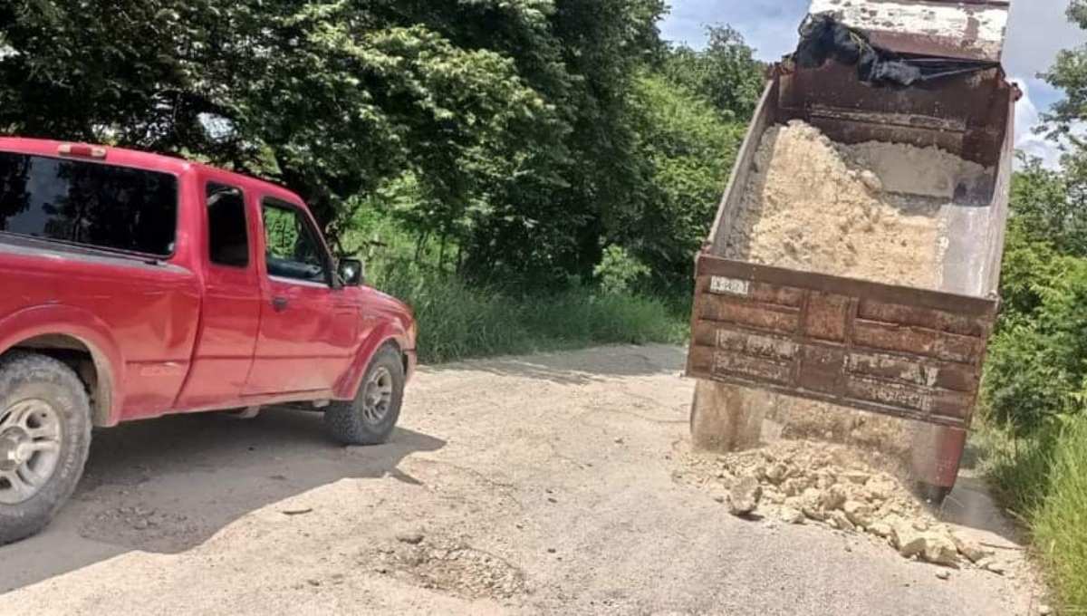En Candelaria, vecinos tapan baches ante la nula atención del Gobierno de Campeche