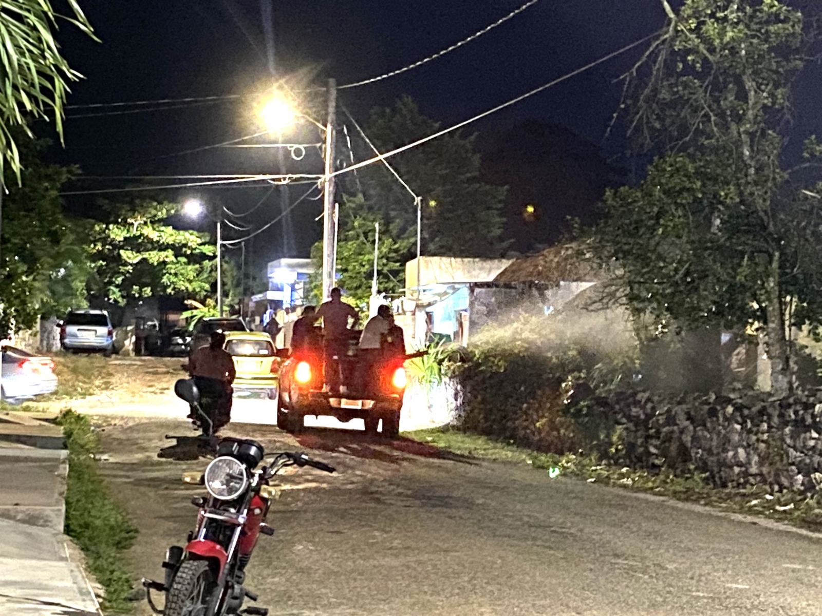 Una empresa de fumigación privada circuló en calles de Tizimín contratados por los vecinos