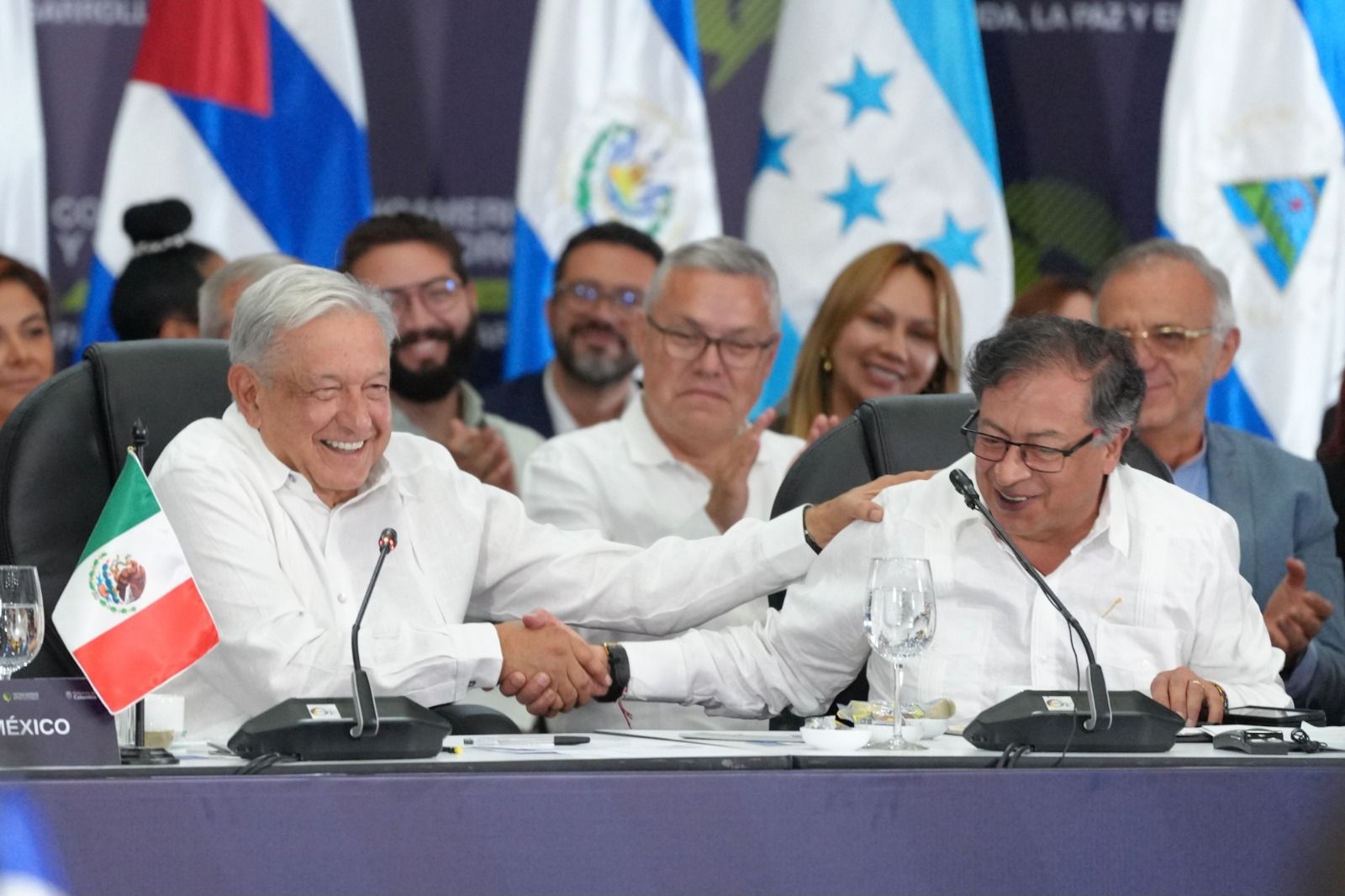 AMLO se reunió en la conferencia con el presidente Gustavo Petro