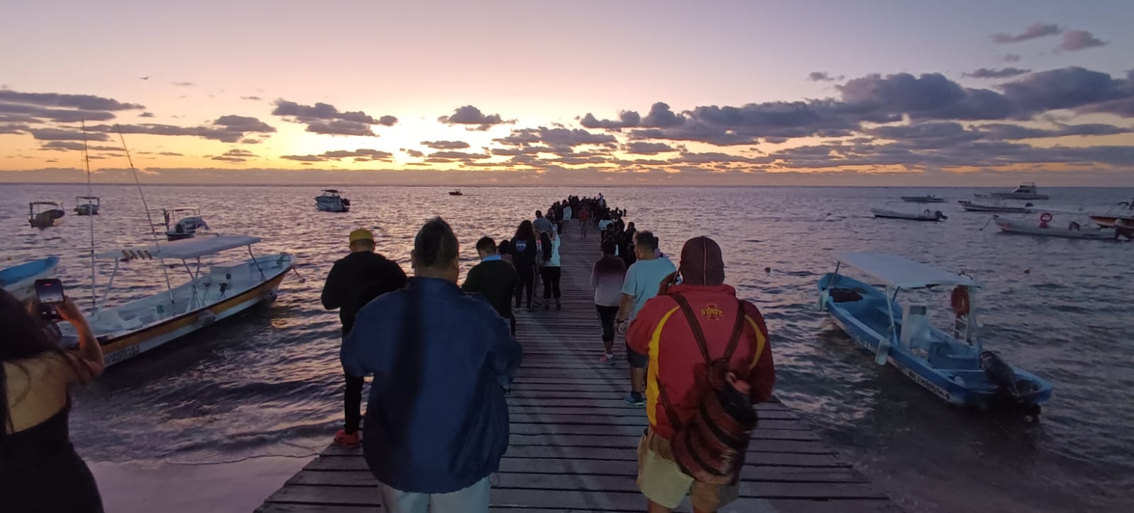El amanecer en Quintana Roo en el muelle fiscal fue presenciado por cientos de personas El amanecer en Quintana Roo en el muelle fiscal fue presenciado por cientos de personas