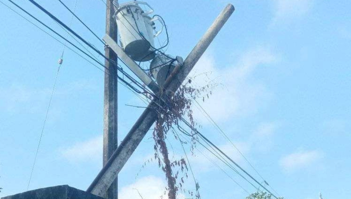 El lugar se quedó sin luz debido a que un conductor derribó el poste de luz El lugar se quedó sin luz debido a que un conductor derribó el poste de luz