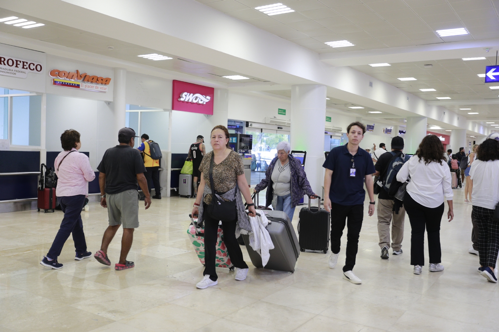 Usuarios reportan por segundo día consecutivo no había ningún trabajador de la dependencia presente para ayudarlos con el problema. 
