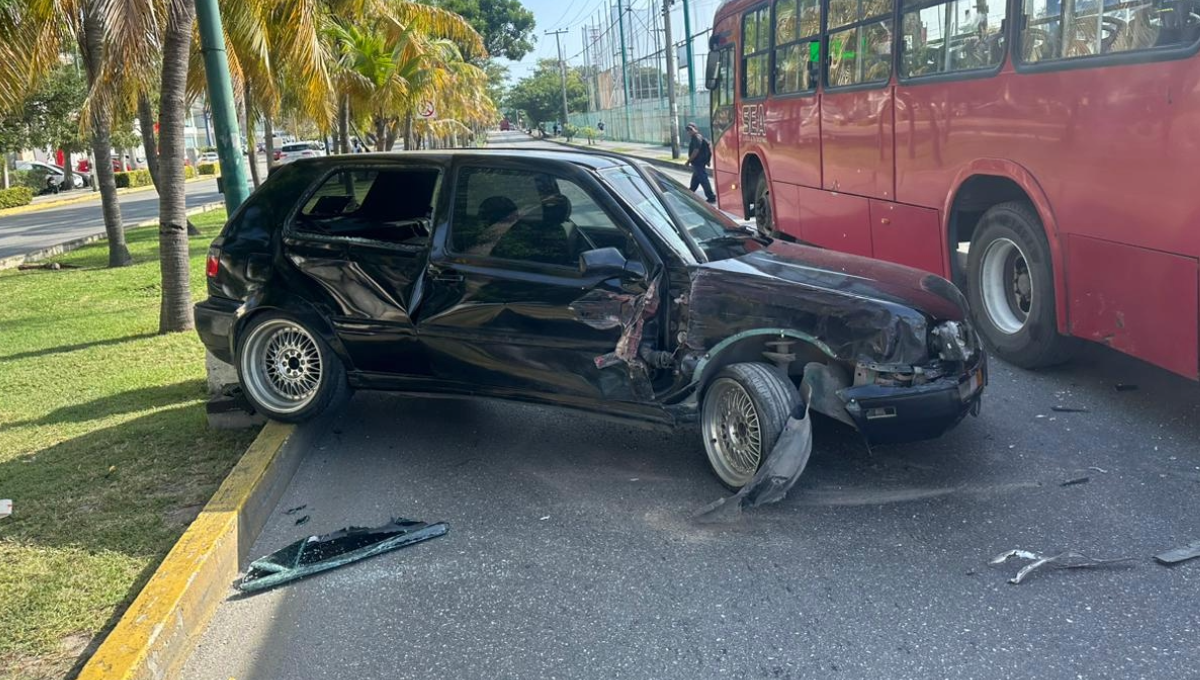 Del impacto el vehículo particular rebotó y una parte se subió al camellón