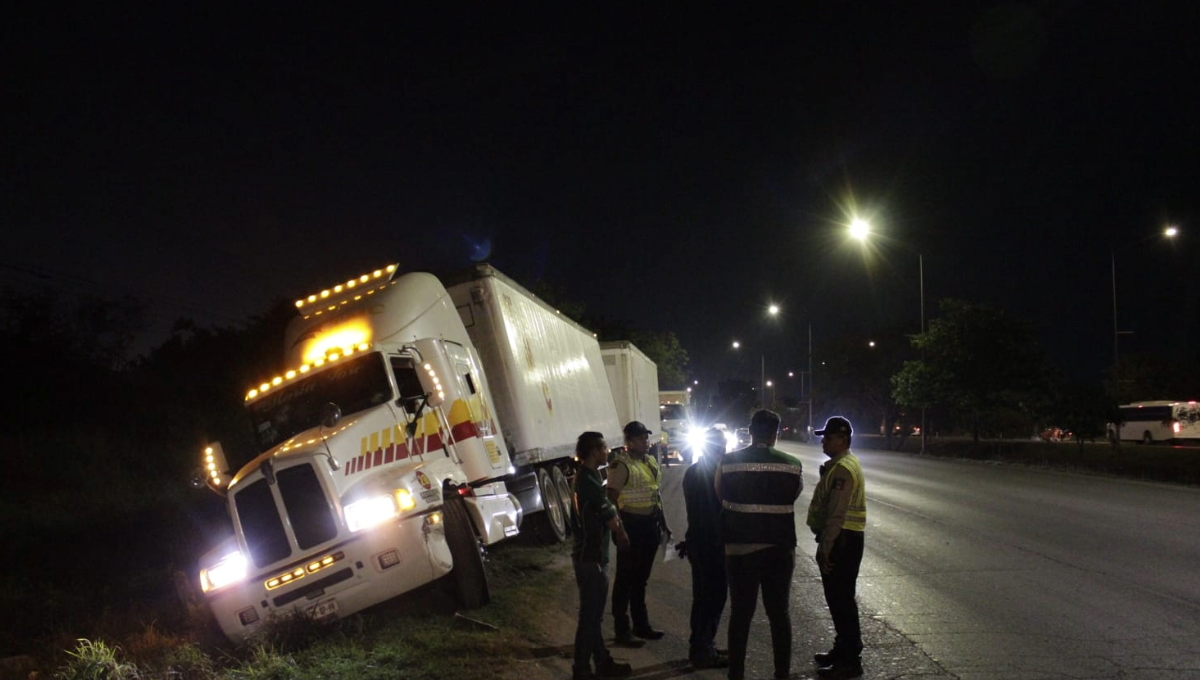 Entonces, el tráiler avanzó varios metros más y se salió del camino y quedó inclinado en la orilla asfáltica