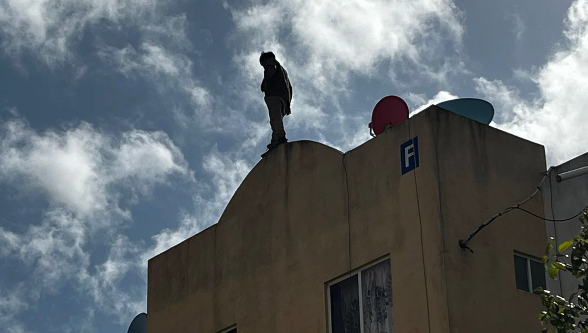 Hombre intenta suicidarse desde una azotea en Cancún