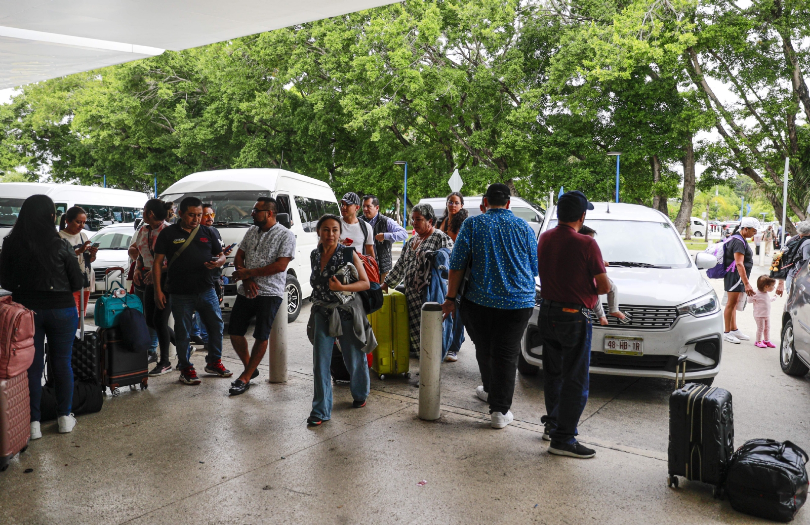 Las camionetas de transporte turístico bloquean los pasos peatonales.