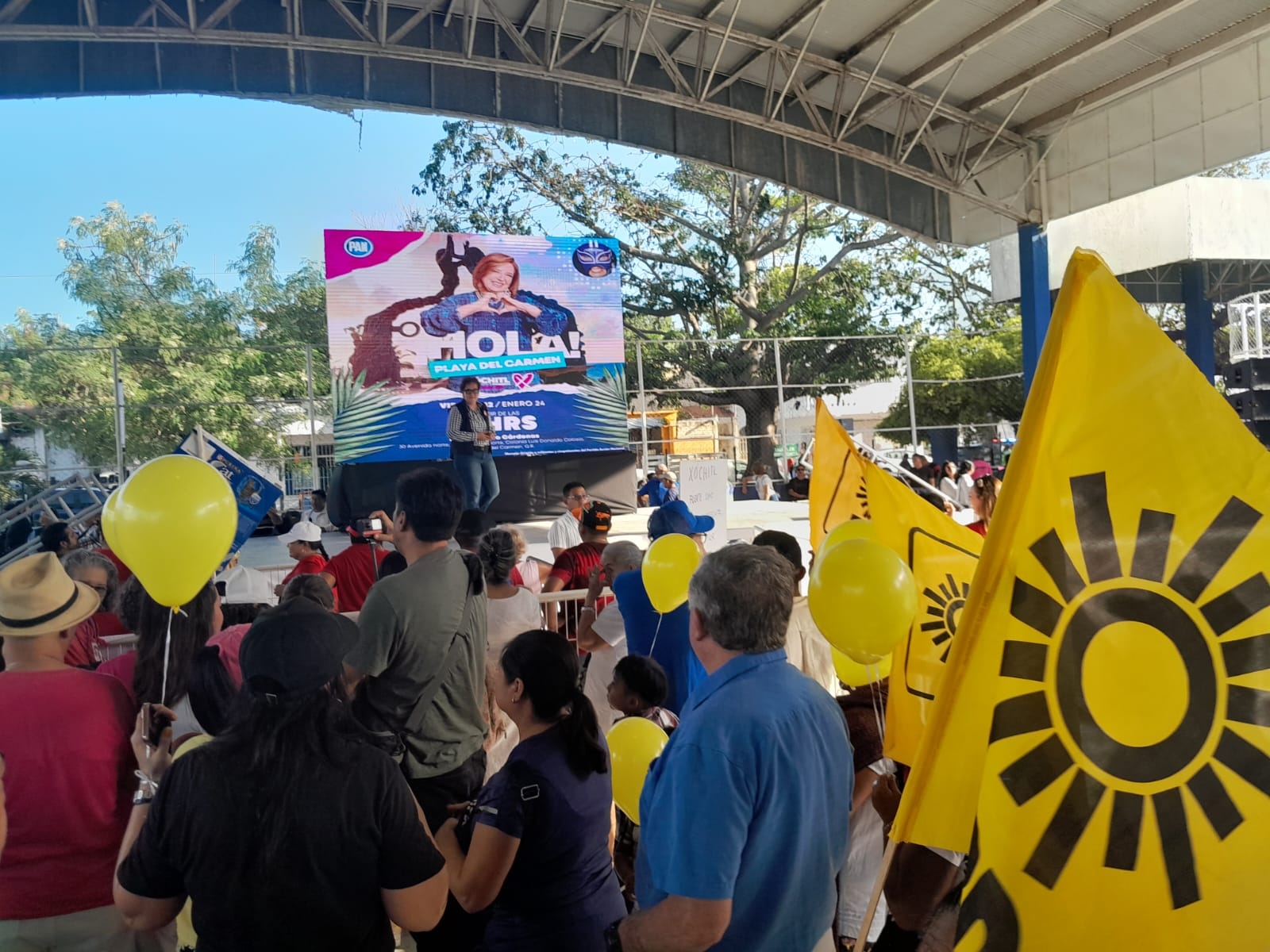Las personas se van reuniendo en el domo del parque