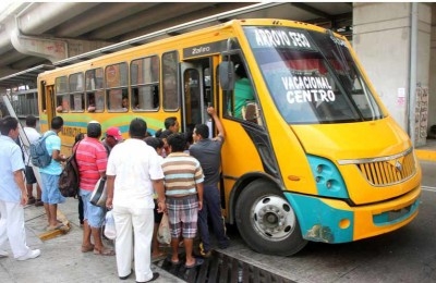 Las personas en Acapulco no tienen con qué moverse por la ciudad Las personas en Acapulco no tienen con qué moverse por la ciudad