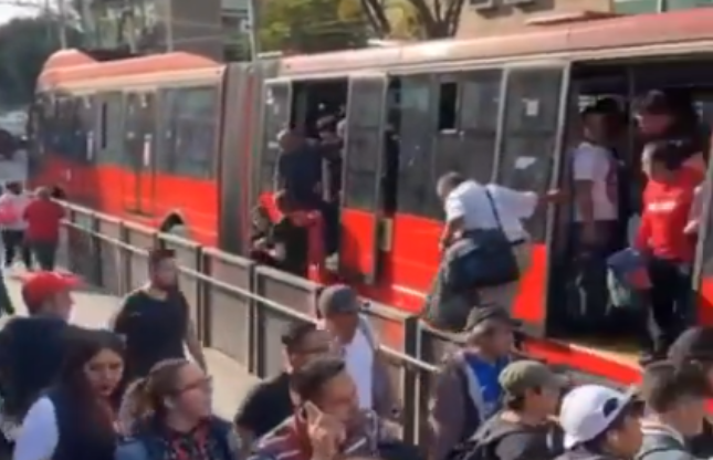Las personas que iban en el Metrobús tuvieron que abandonar la unidad luego del accidente Las personas que iban en el Metrobús tuvieron que abandonar la unidad luego del accidente