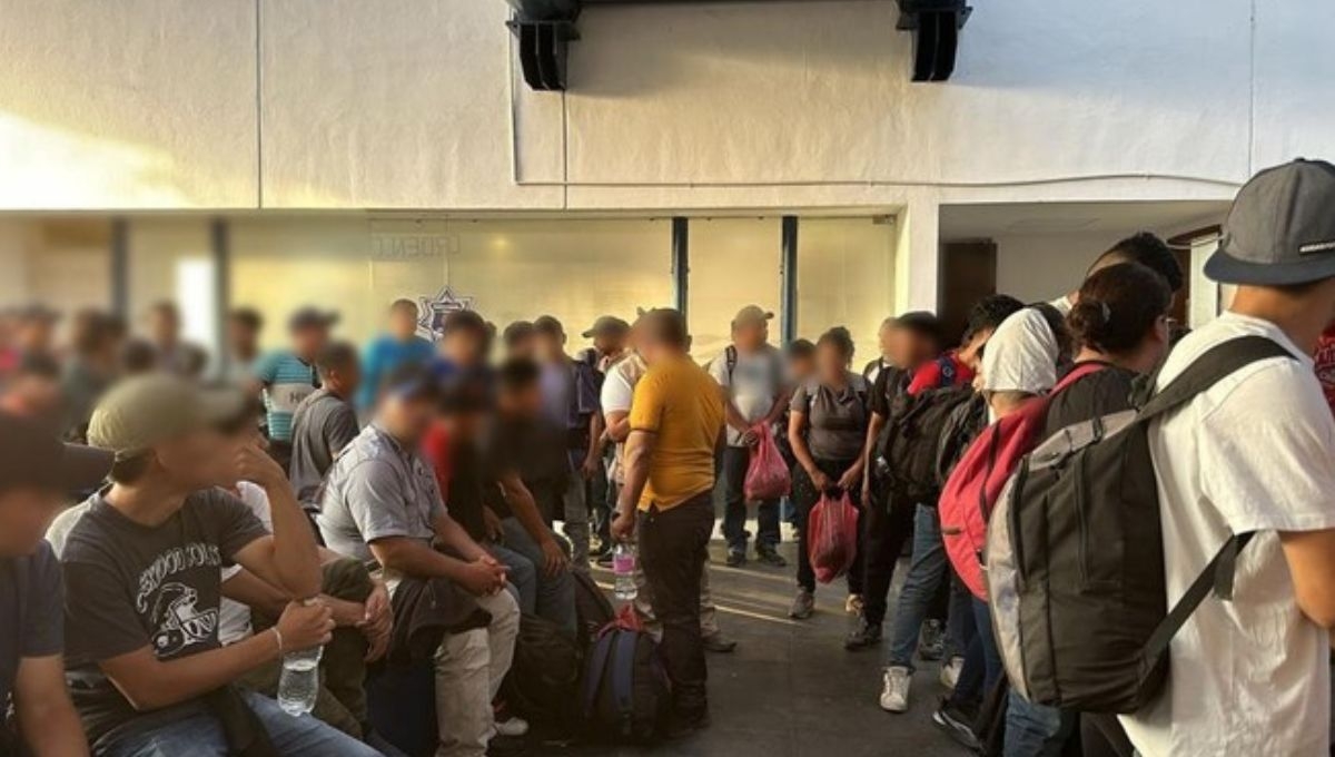 El Instituto Nacional de Migración apoyó a 114 migrantes que viajaban en un autobús para que puedan seguir su proceso administrativo migratorio
