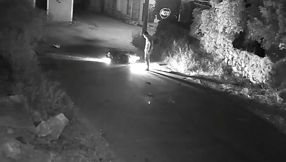 En el video se puede observar como la señal de alto queda doblado por la colisión