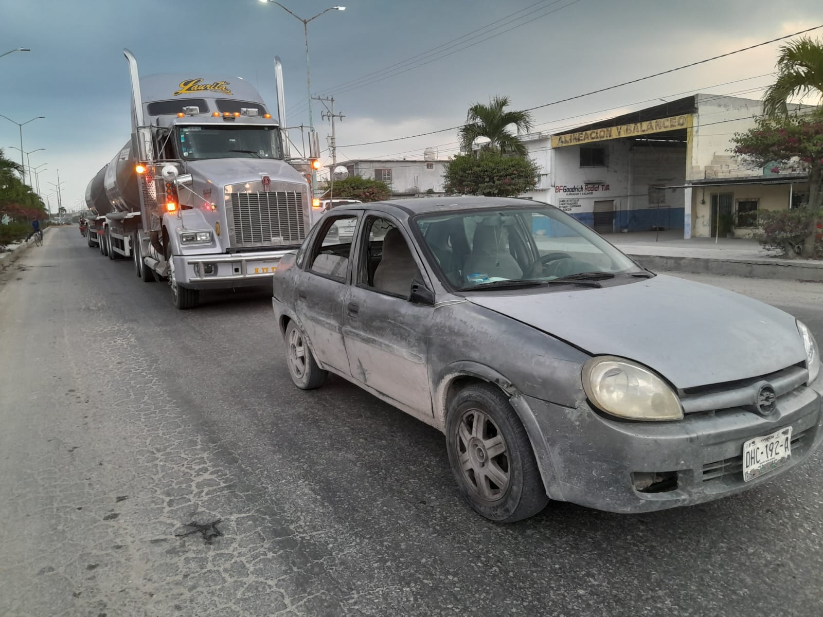 Tráiler impacta contra automóvil en Escárcega Tráiler impacta contra automóvil en Escárcega
