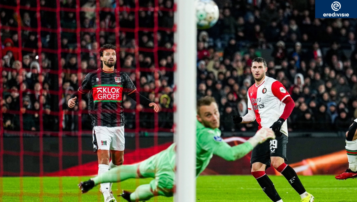 El cuadro de Arne Slot acaba la primera vuelta a doce puntos del líder, el PSV Eindhoven, que ha ganado todos los partidos; el Feyenoord, segundo, tiene a sólo dos puntos al Twente, tercero
El cuadro de Arne Slot acaba la primera vuelta a doce puntos del líder, el PSV Eindhoven, que ha ganado todos los partidos; el Feyenoord, segundo, tiene a sólo dos puntos al Twente, tercero