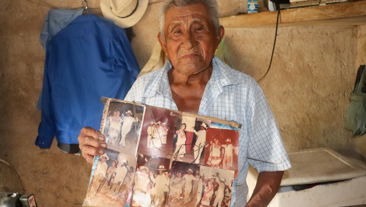 Finalmente, explicó que, a pesar de tener 92 años, aún forma parte de diferentes ballets y vaquerías de municipios vecinos Finalmente, explicó que, a pesar de tener 92 años, aún forma parte de diferentes ballets y vaquerías de municipios vecinos