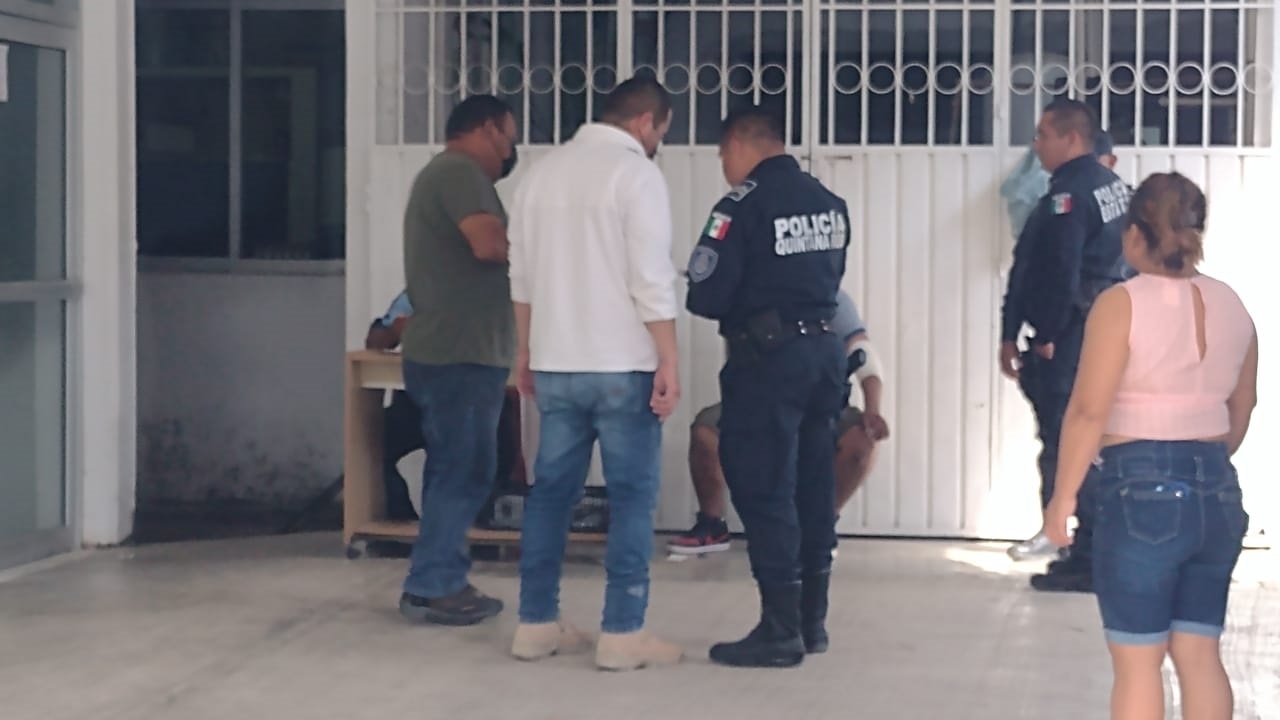 La víctima fue asistida por policías municipales, quienes lo llevaron al Hospital del Bienestar para su atención médica. La víctima fue asistida por policías municipales, quienes lo llevaron al Hospital del Bienestar para su atención médica.