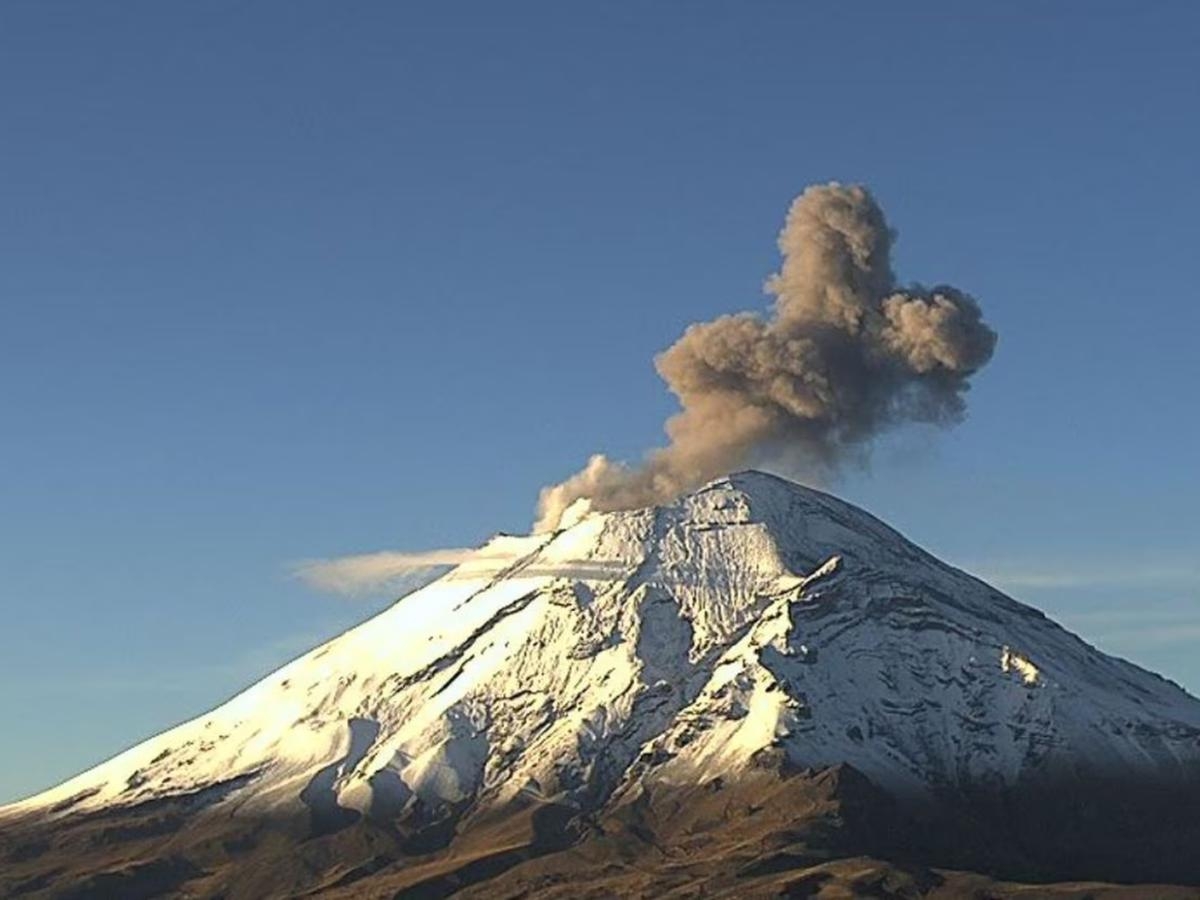 Volcán Popocatépetl arroja ceniza en Puebla, Tlaxcala, Edomex e Hidalgo