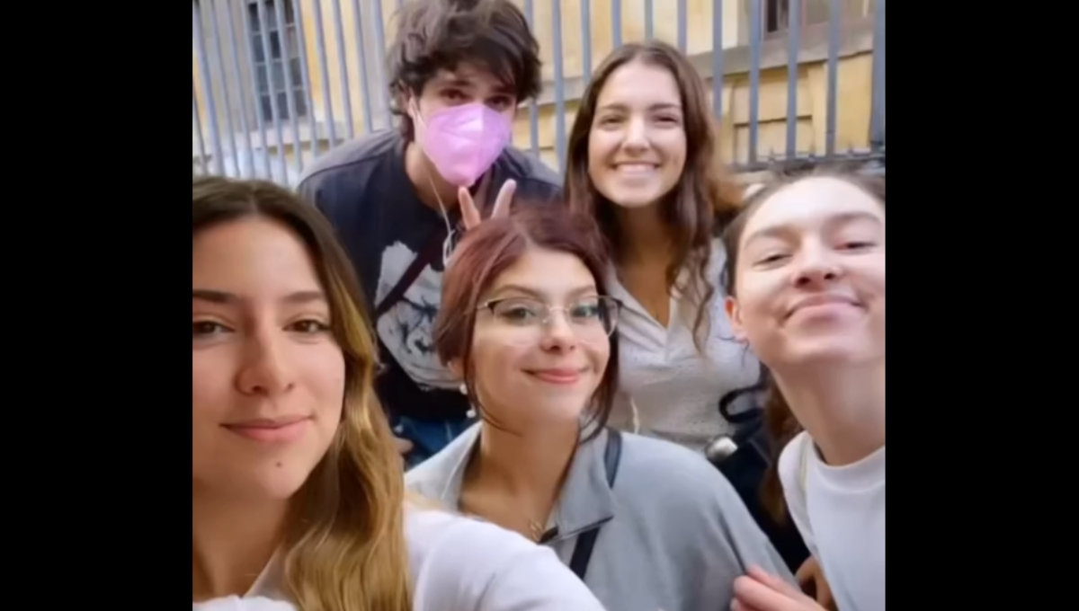 Ella y sus amigas se acercaron hacia él para pedirle la fotografía Ella y sus amigas se acercaron hacia él para pedirle la fotografía