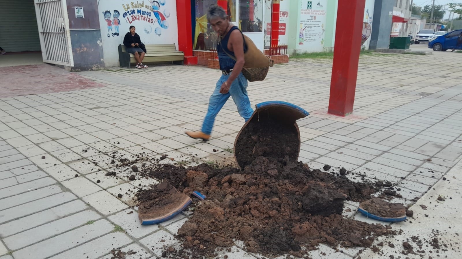 Otra versión señala que el macetero pudo ser destruido por un algún vehículo