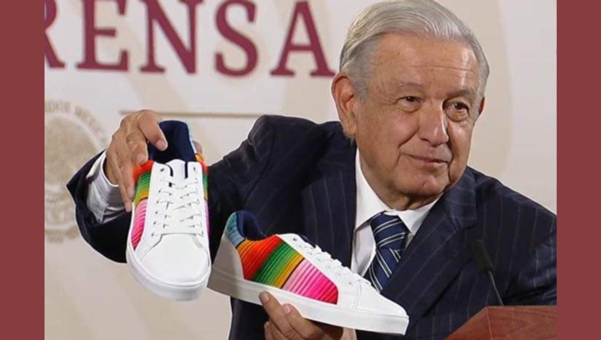 El presidente Andrés Manuel López Obrador presumió este jueves los tenis artesanales que le hicieron llegar 5 jóvenes de Contla, Tlaxcala El presidente Andrés Manuel López Obrador presumió este jueves los tenis artesanales que le hicieron llegar 5 jóvenes de Contla, Tlaxcala