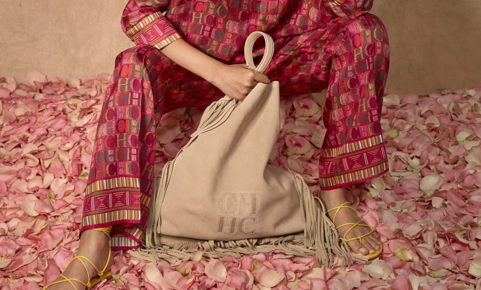 'Poncho Bag' de Carolina Herrera está valuada en miles de pesos 'Poncho Bag' de Carolina Herrera está valuada en miles de pesos