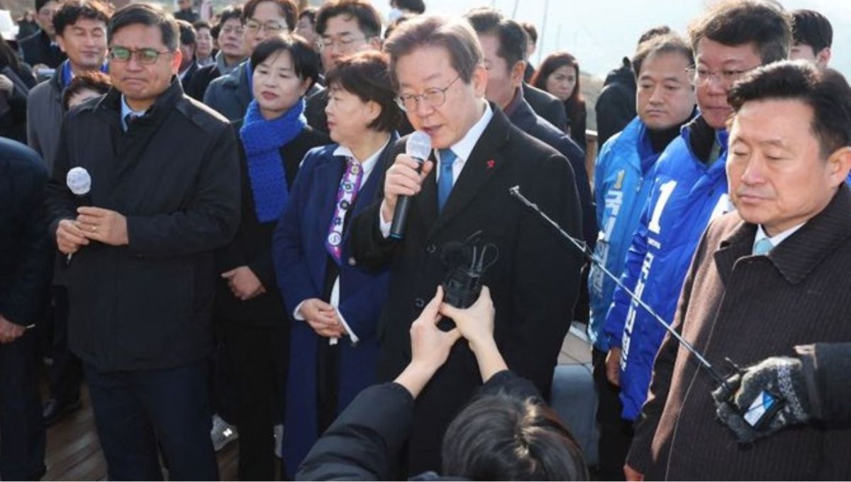 El líder del Partido Demócratico de Corea del Sur se recupera del ataque sufrió cuando un hombre lo acuchilló en el cuello