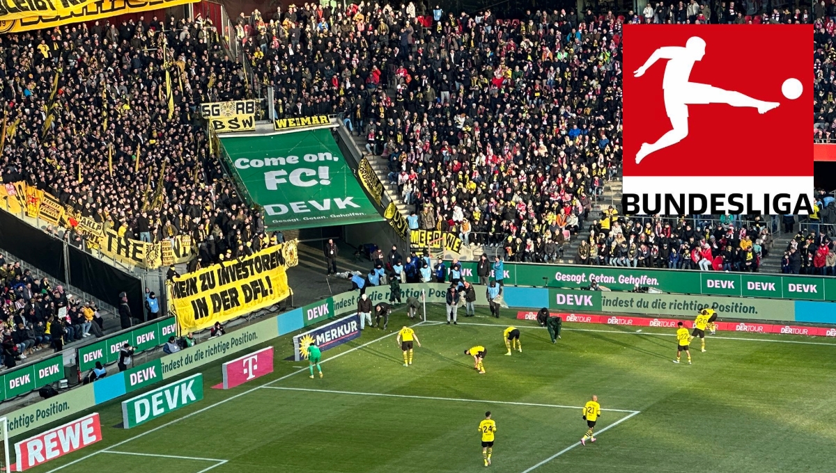 Varios futbolistas del Dortmund dejaron la imagen de la jornada al agacharse para recoger monedas doradas rellenas de chocolate y ayudar a los operarios a introducirlas en grandes bolsas