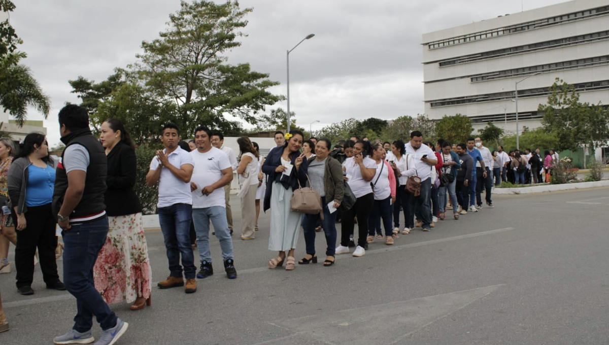 Se registran largas filas afuera del Centro de Convenciones Yucatán Siglo XXI Se registran largas filas afuera del Centro de Convenciones Yucatán Siglo XXI