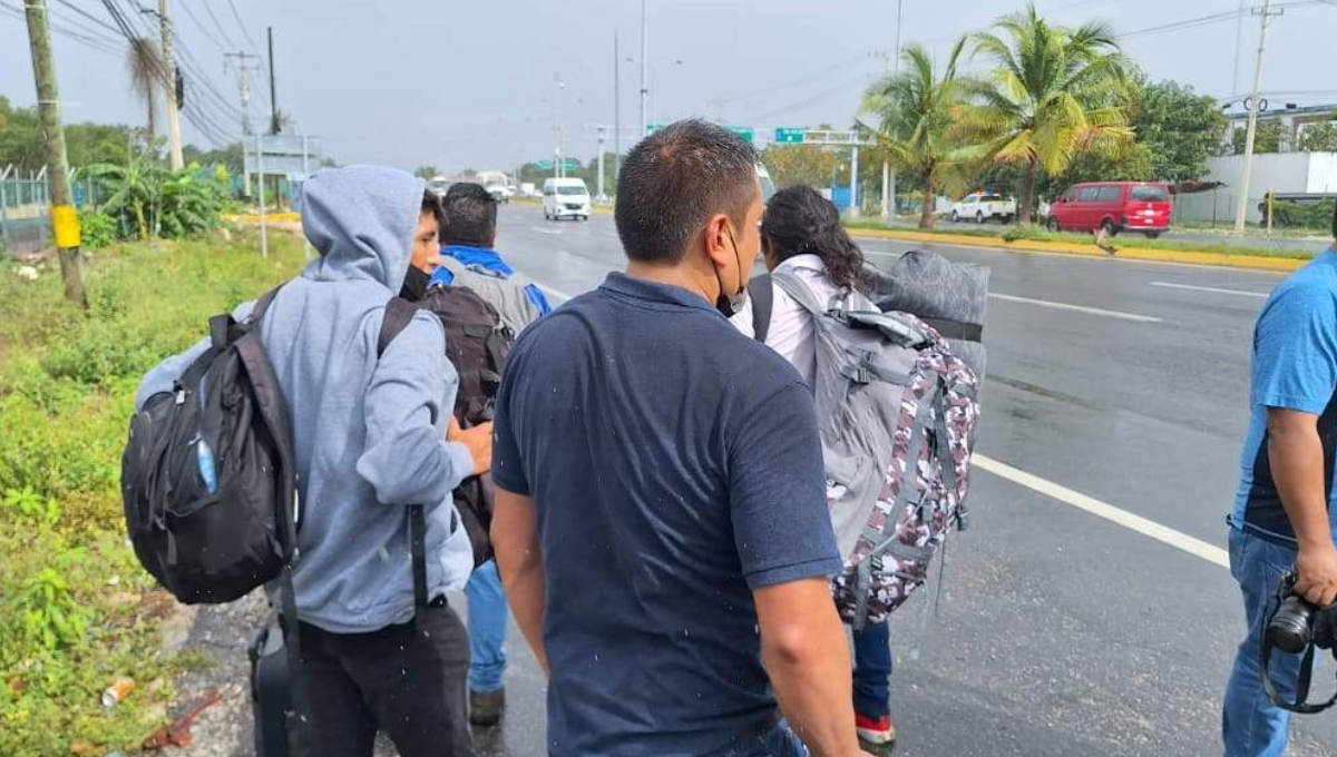 Comentan que el hombre que les brindó el trabajo no les contestó, por lo que tuvieron que caminar tres kilómetros hasta la carretera.