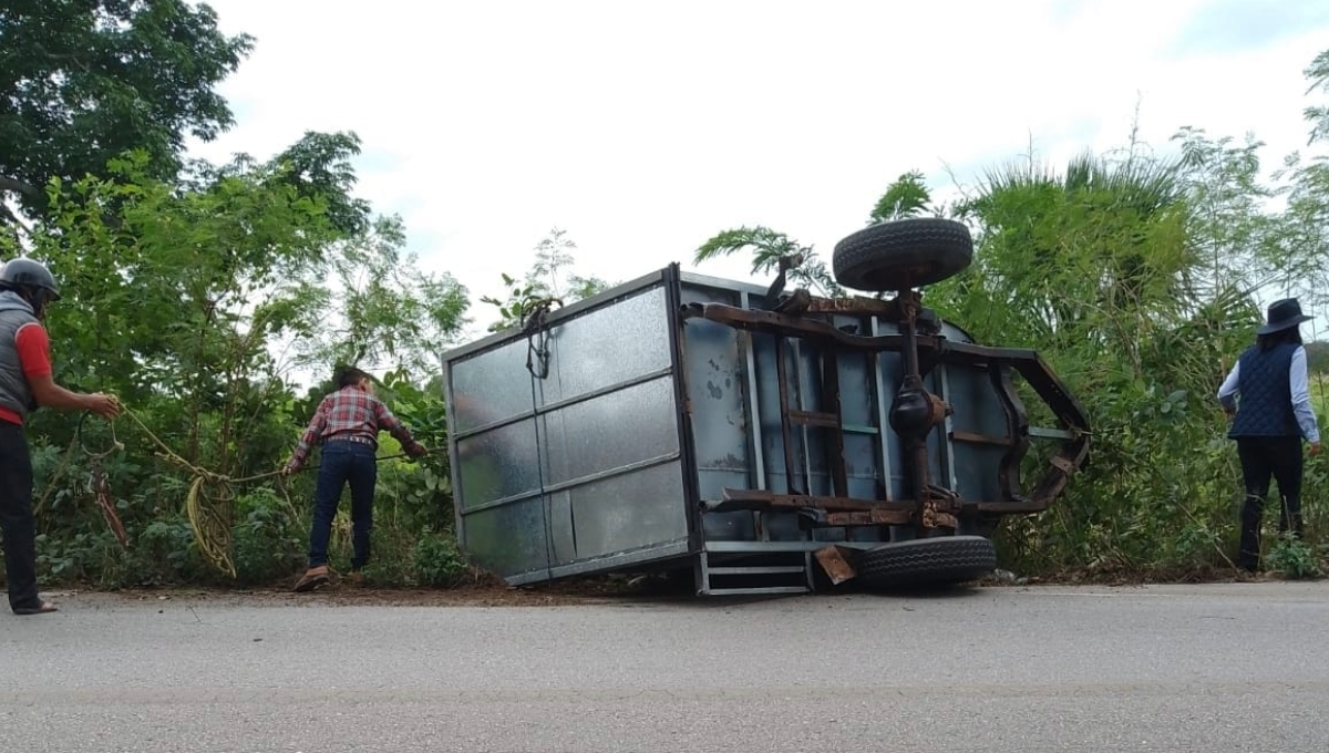 Con ayuda de sogas y otras camionetas, se consiguió colocar el remolque en la carpeta de rodamiento