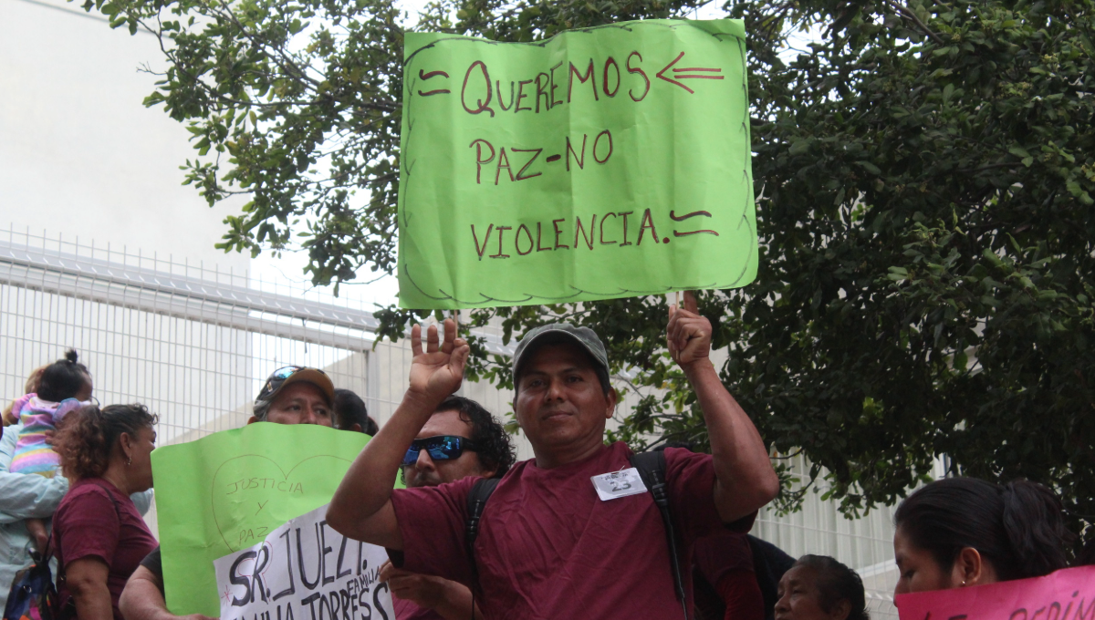 Los manifestantes permanecieron a la puerta de los juzgados con cartulinas