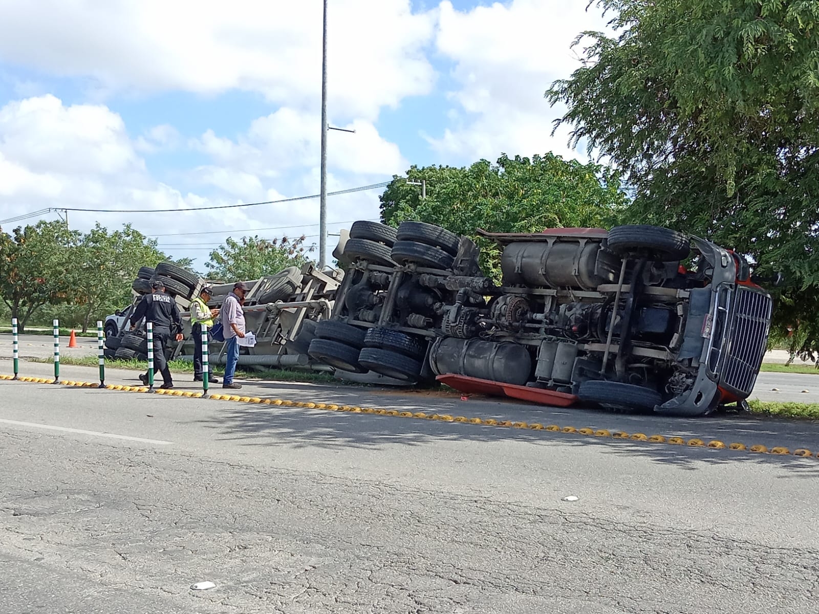 El trailero resultó con heridas leves, sin requerir su traslado al hospital