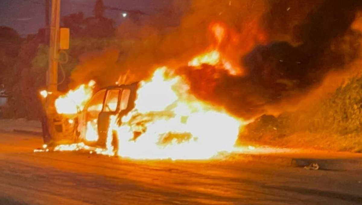 Llamas consumen una camioneta en Chetumal, Quintana Roo