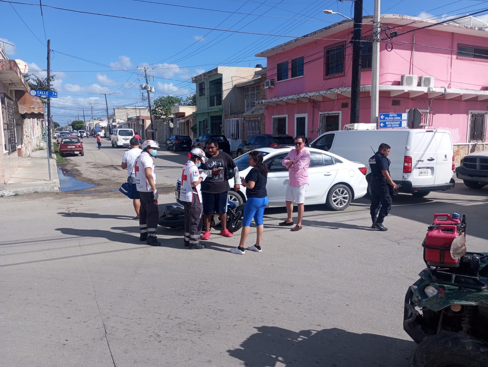 Vecinos se quejaron del conductor del auto por no respetar la señal de alto