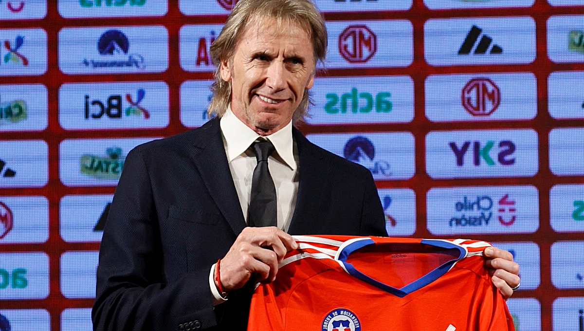 Gareca, de 65 años, llega a Chile en reemplazo del también argentino Eduardo Berizzo, quien renunció en noviembre tras una pobre campaña en el año y medio que estuvo al frente del equipo
Gareca, de 65 años, llega a Chile en reemplazo del también argentino Eduardo Berizzo, quien renunció en noviembre tras una pobre campaña en el año y medio que estuvo al frente del equipo
