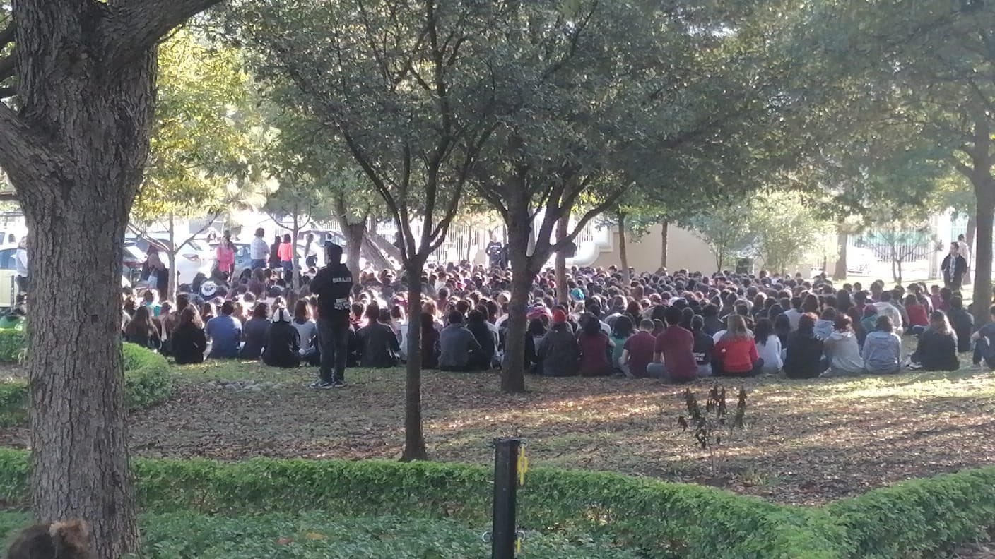 La preparatoria de la UANL fue evacuada para la seguridad de los alumnos La preparatoria de la UANL fue evacuada para la seguridad de los alumnos