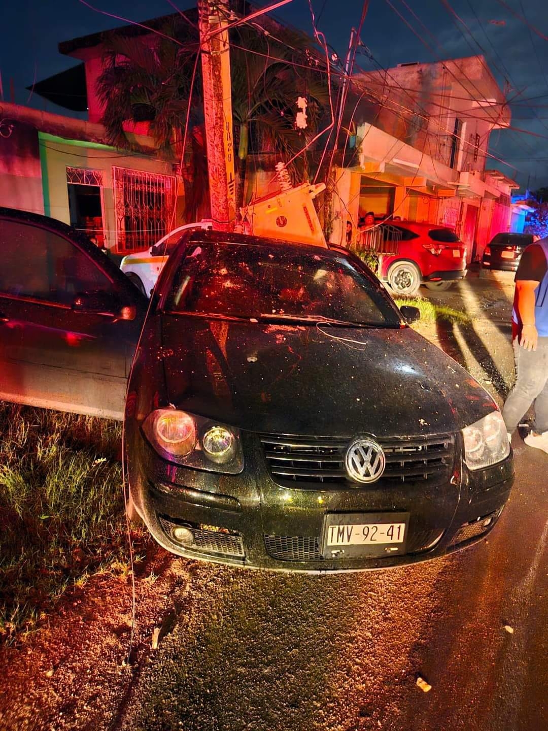 El conductor fue trasladado al hospital con cuatro impactos de bala