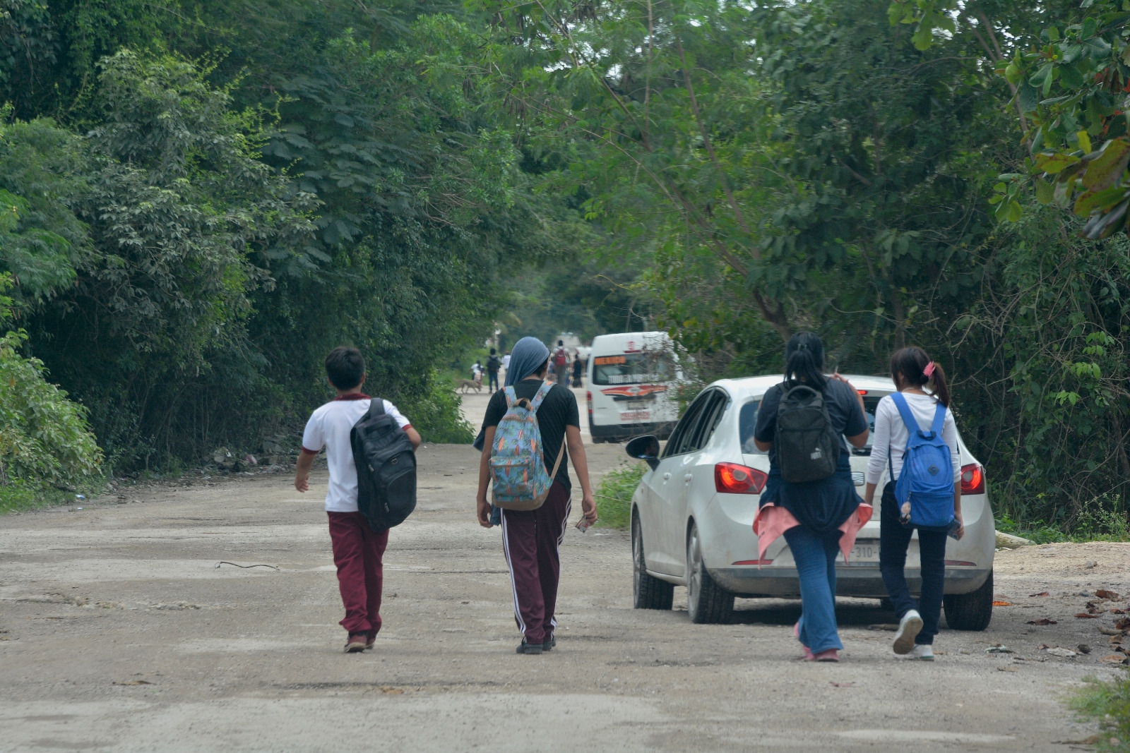 Algunos de los jóvenes caminan hasta la avenida José López Portillo, para poder tomar transporte y llegar a tiempo a sus clases. Algunos de los jóvenes caminan hasta la avenida José López Portillo, para poder tomar transporte y llegar a tiempo a sus clases.