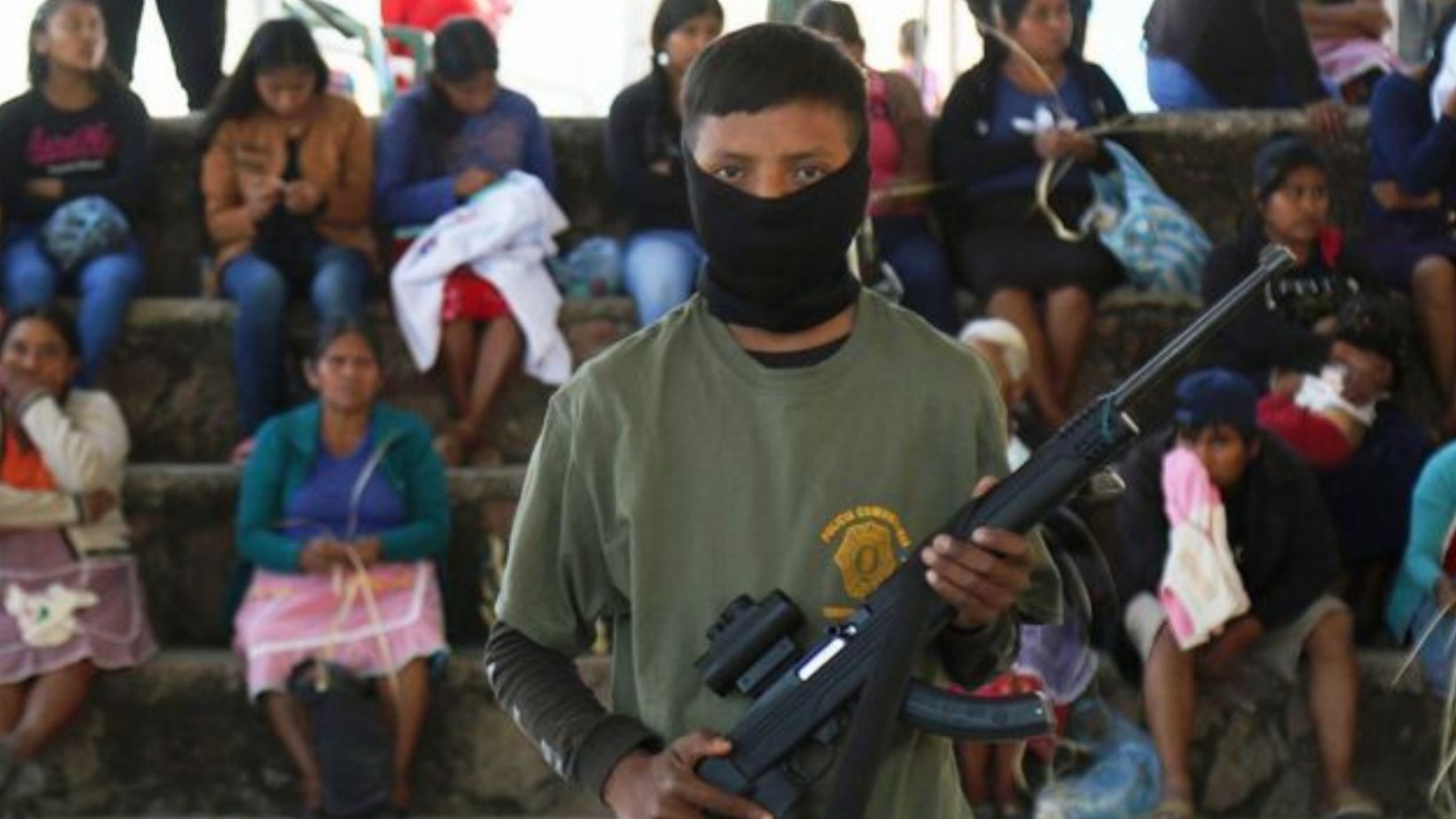 Fiscalía investiga a policías que armaron a niños para tomarles fotos en Guerrero Fiscalía investiga a policías que armaron a niños para tomarles fotos en Guerrero