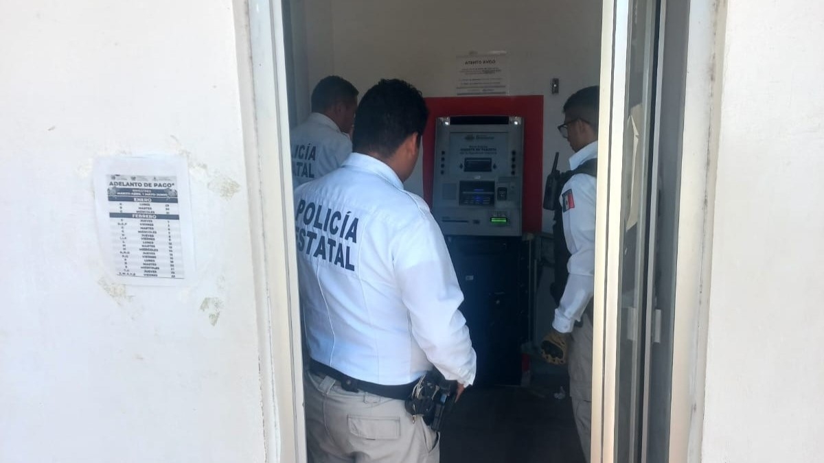 Ciudadanos que llegaban a retirar efectivo lo encontraron abierto dando aviso a las autoridades
