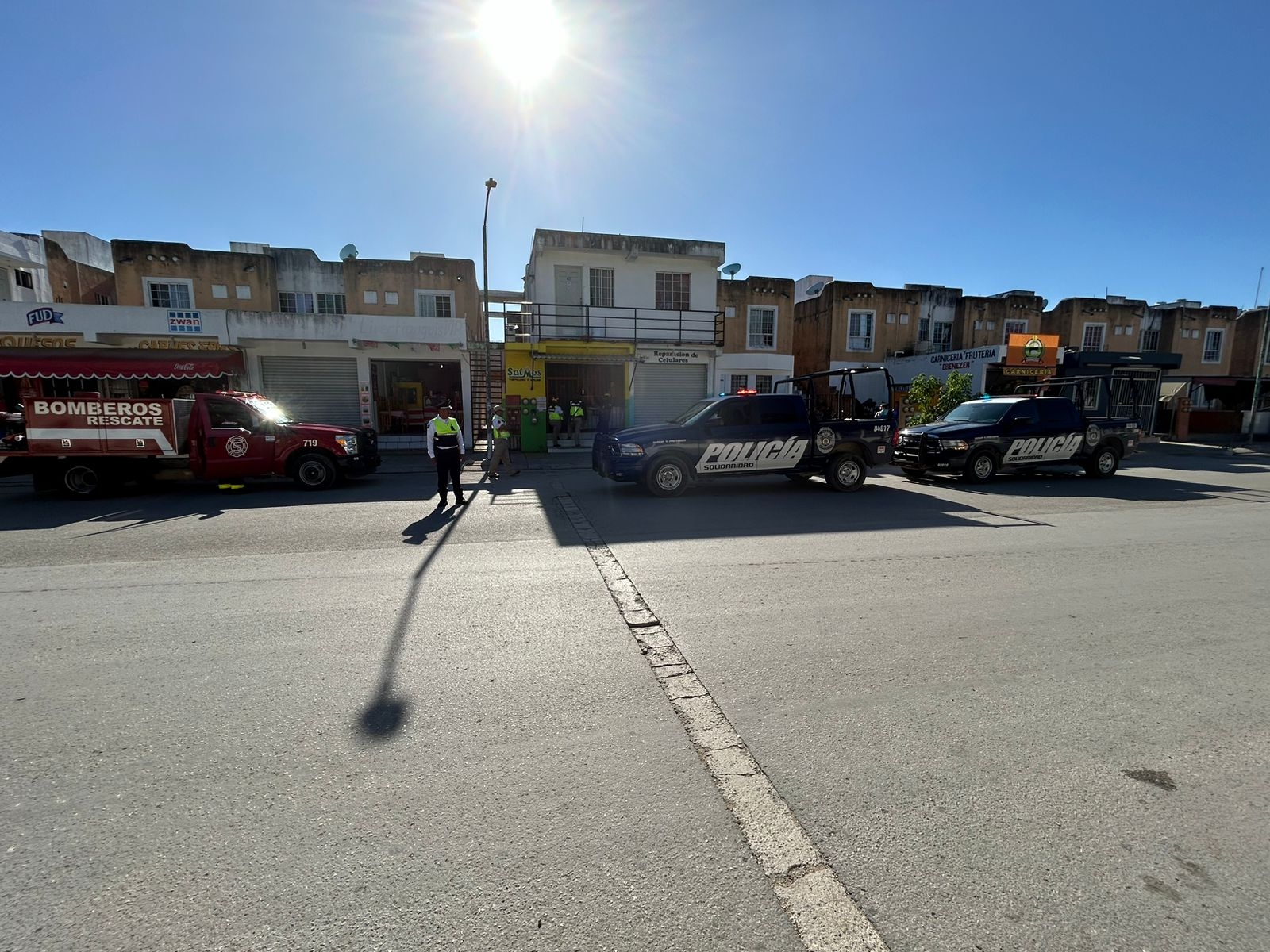 La explosión movilizó a lo scuerpos de bomberos y autoridades de Playa del Carmen en el freaccionamiento Villas del Sol La explosión movilizó a lo scuerpos de bomberos y autoridades de Playa del Carmen en el freaccionamiento Villas del Sol