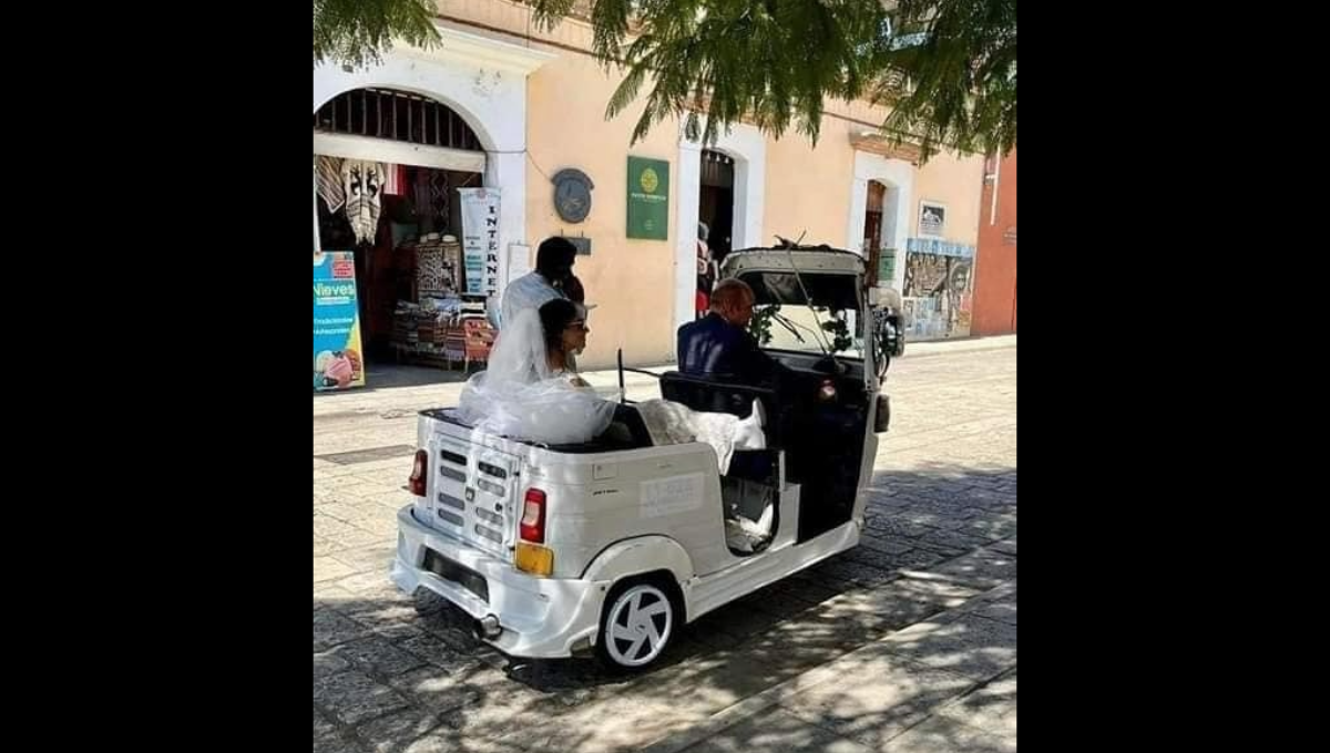 En las imágenes se puede observar a la novia sentada en el mototaxi que va llegando al templo En las imágenes se puede observar a la novia sentada en el mototaxi que va llegando al templo