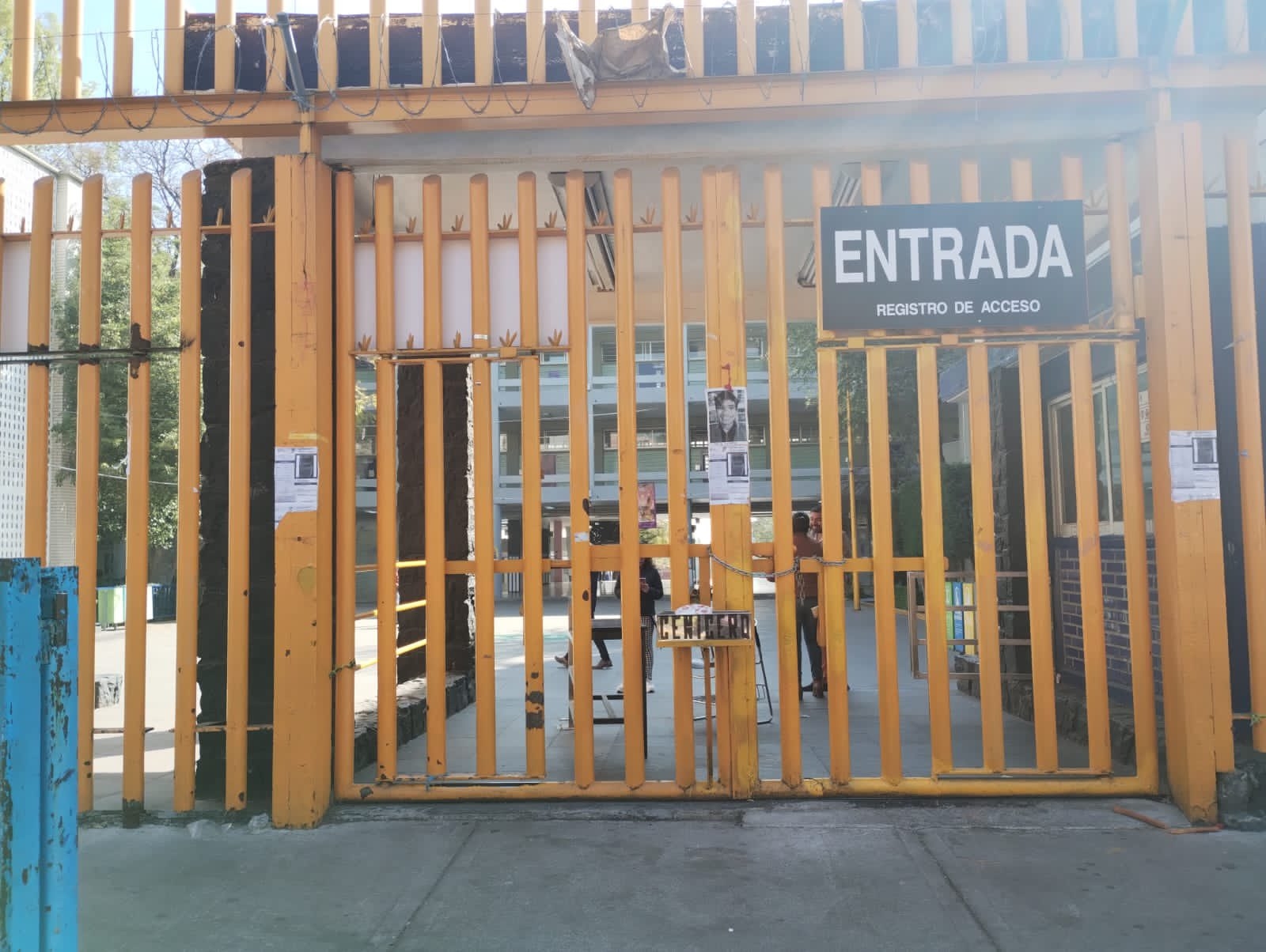 Encapuchados toman la Prepa 8 de la UNAM por casos de presunto acoso sexual