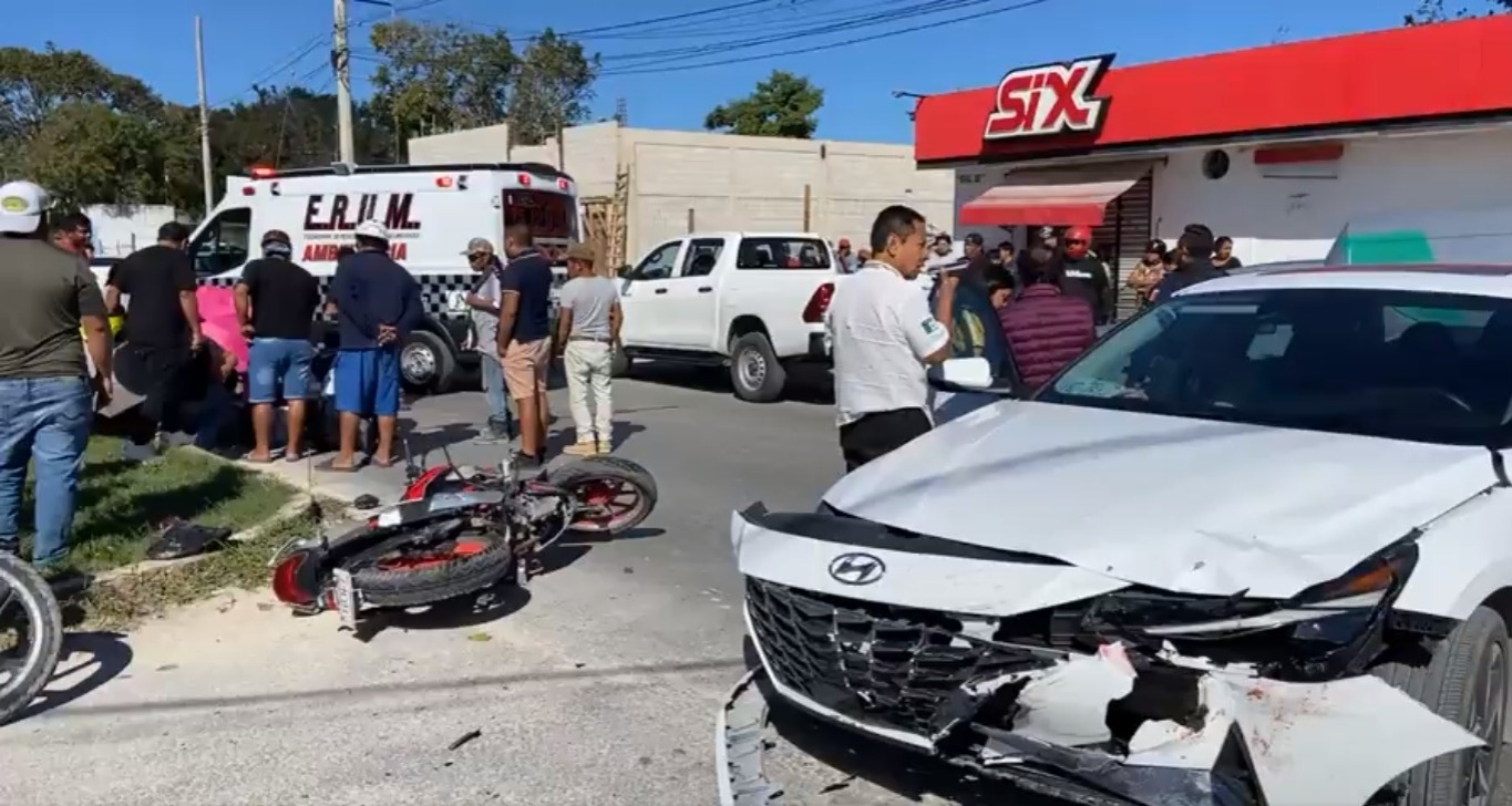 Por el fuerte impacto, la pareja cayó al suelo, sufriendo varias lesiones.